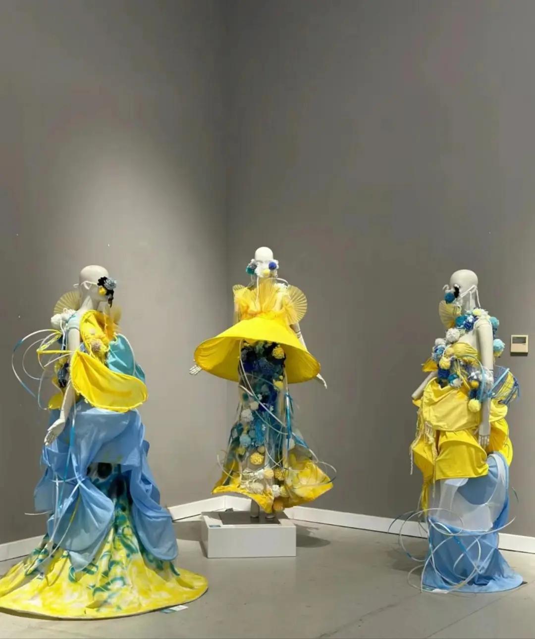 智慧空間設(shè)計(jì)學(xué)院組織學(xué)生參觀山東工藝美術(shù)學(xué)院畢業(yè)設(shè)計(jì)展，探索工藝美術(shù)設(shè)計(jì)新思路